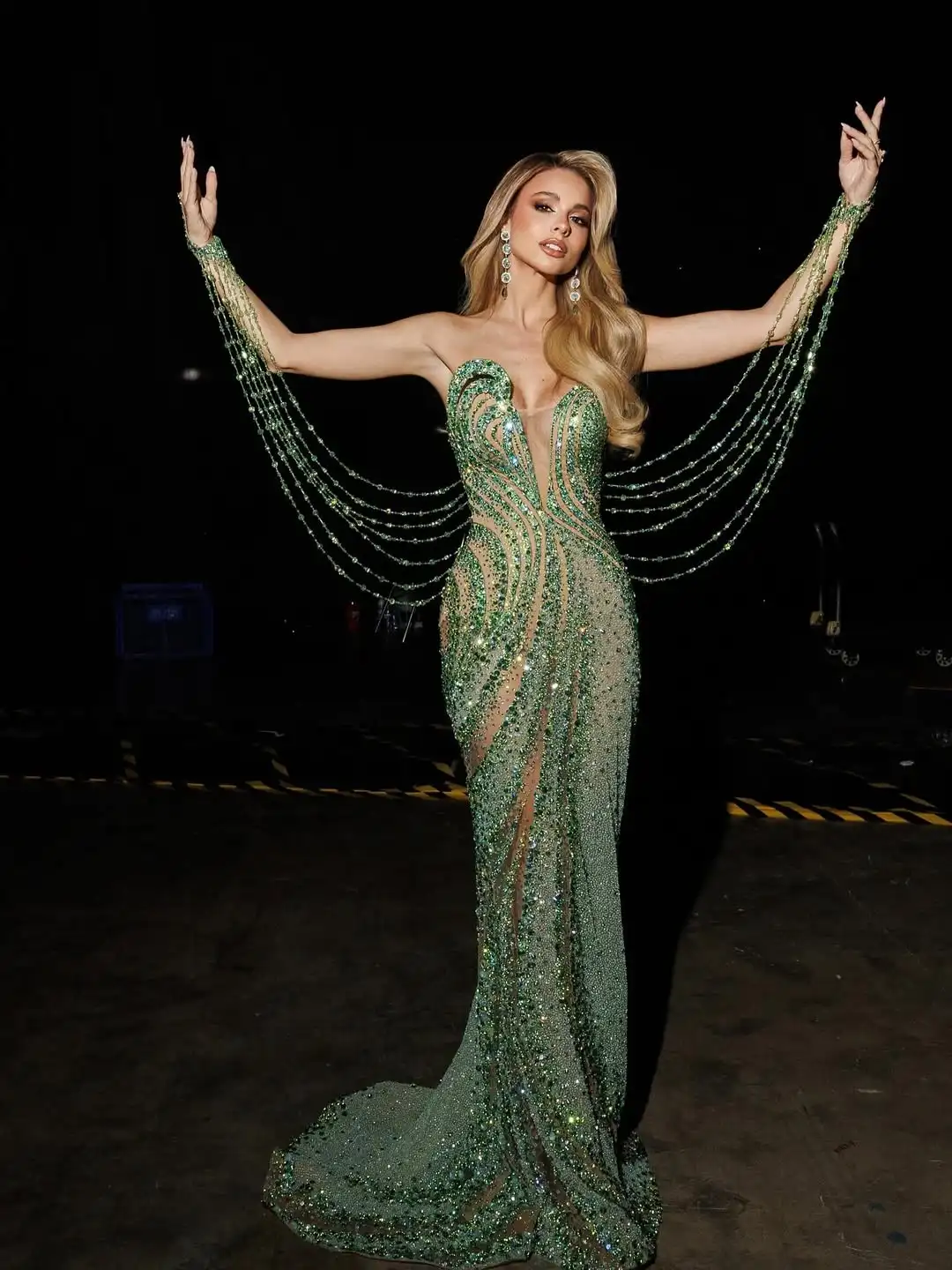 Novo design sem alças cristal borla pura frisado borlas trem bodycon verde esmeralda noite baile de formatura formal vestido de festa