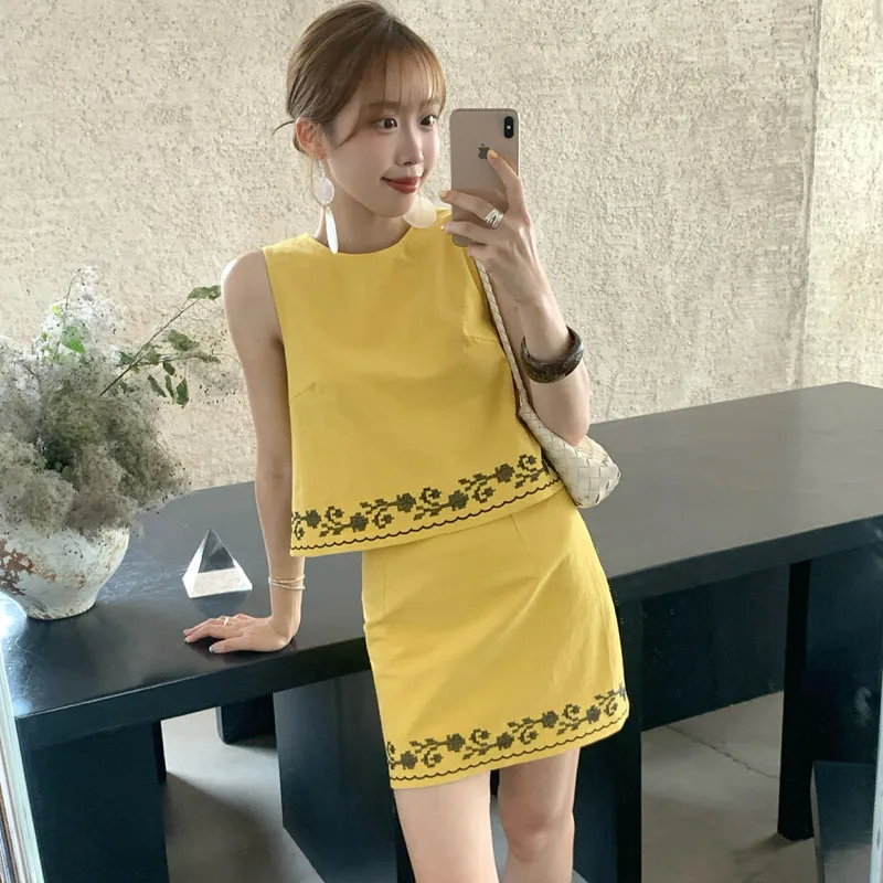 

Two Piece Set Women Fashion Cotton Linen Embroidered Vest Crop Tops + Bodycon Mini Skirts 2025 New Summer Lady Elegant Suit