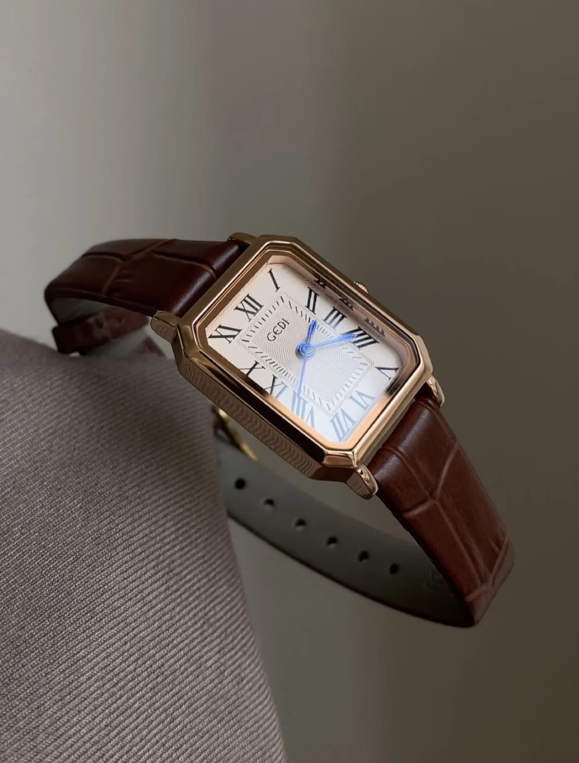 

Classic VintageStyle Square Fashion Watch For Women A High-Quality And Elegant Timepiece A ​​Sophisticated Quartz Fashion Watch