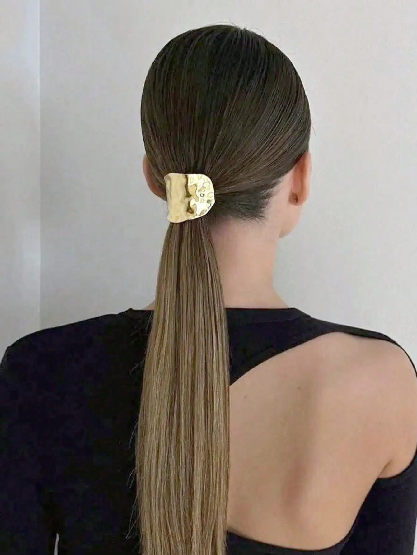 The fashionable and trendy solid color hair tie on the back of the head is versatile and perfect for going out for exercise