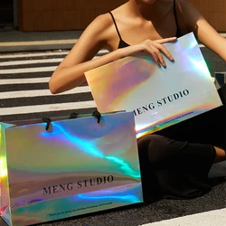 Bolsas de papel holográficas con cinta de lazo, superficie de impresión CMYK de pantalla personalizada de lujo de múltiples estilos, bolsas de papel de compras de regalo