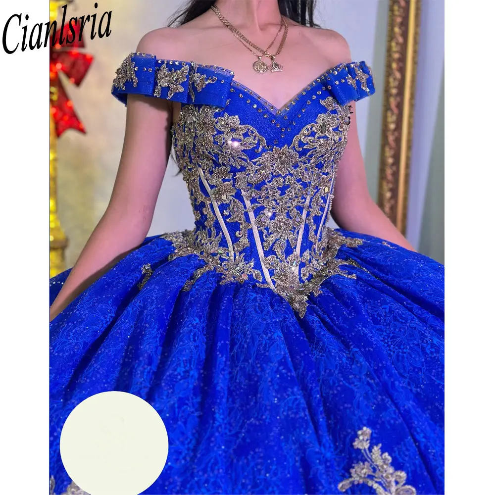 Vestido De baile plisado con hombros descubiertos, color azul real, quinciara, apliques dorados, corsé con cuentas De encaje, De XV Años