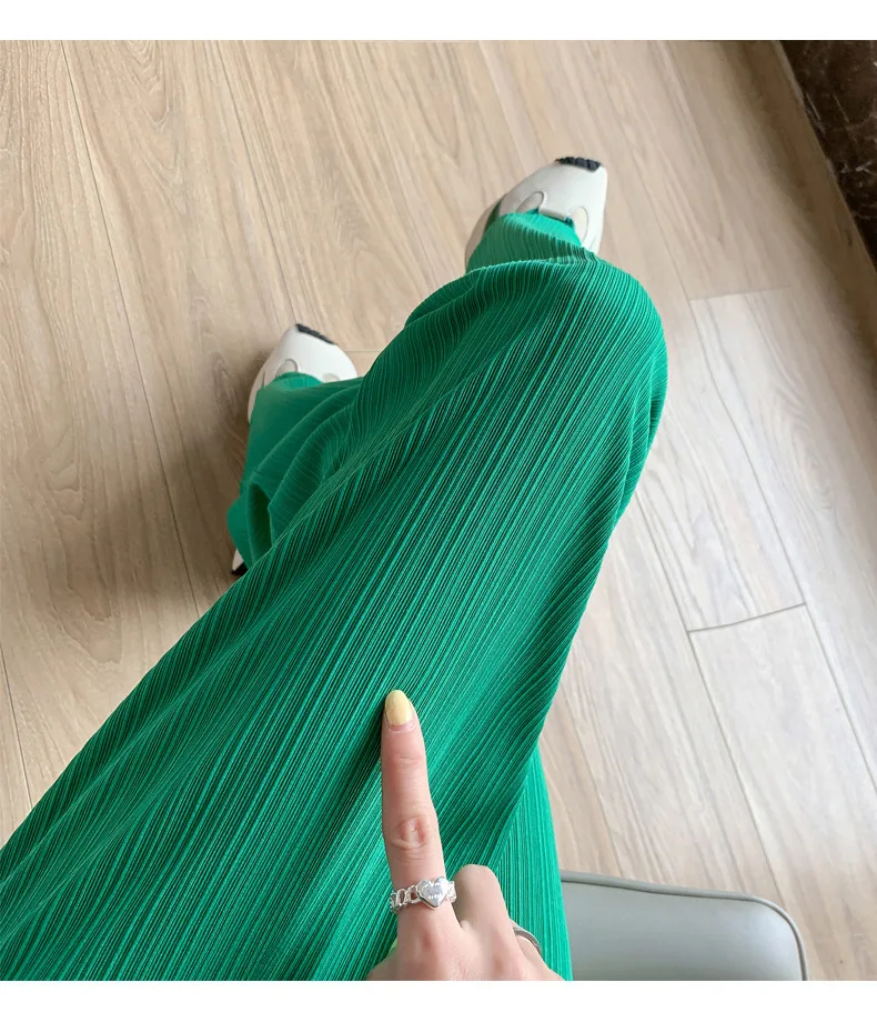 Damen-Hose aus Eisseide mit weitem Bein, Sommerhose mit hoher Taille und vertikalen Streifen, lockere, gerade geschnittene Hose in Bodenlänge, lässige, kühle Hose, schmale Passform. – Detail 10