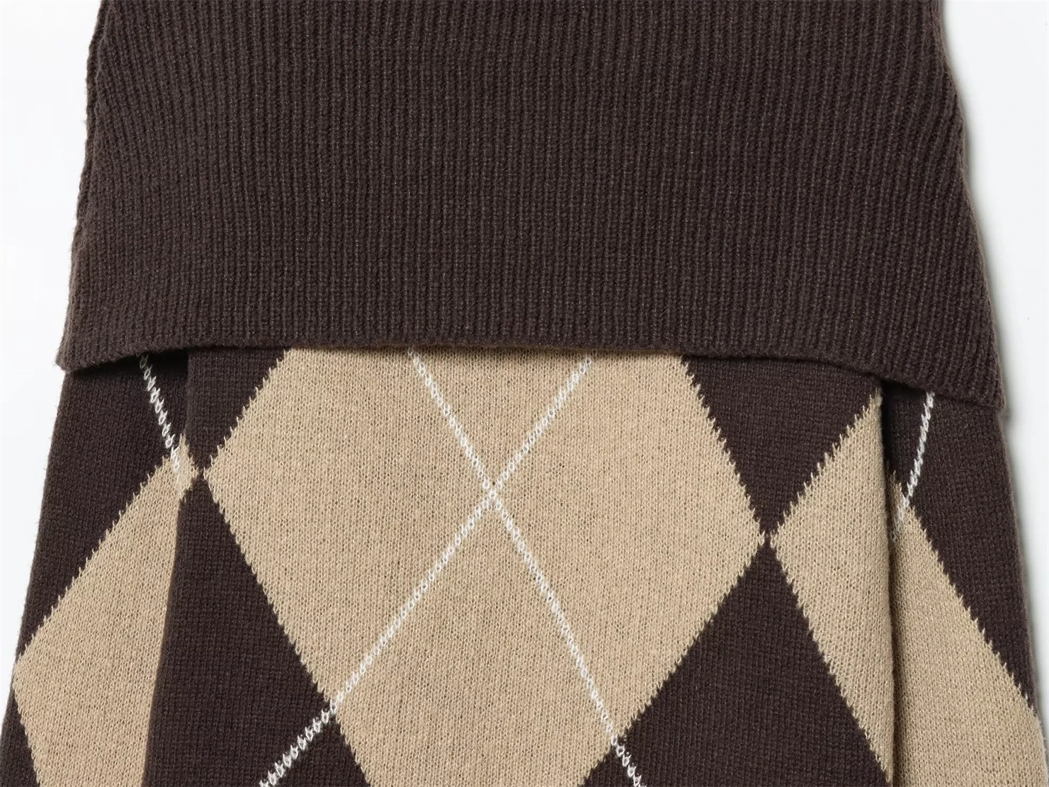 Damski sweter z dzianiny z kołnierzykiem w romby, kontrastowe kolory, miękki, przyjazny dla skóry, przyciągający wzrok element do warstwowego stylizowania.