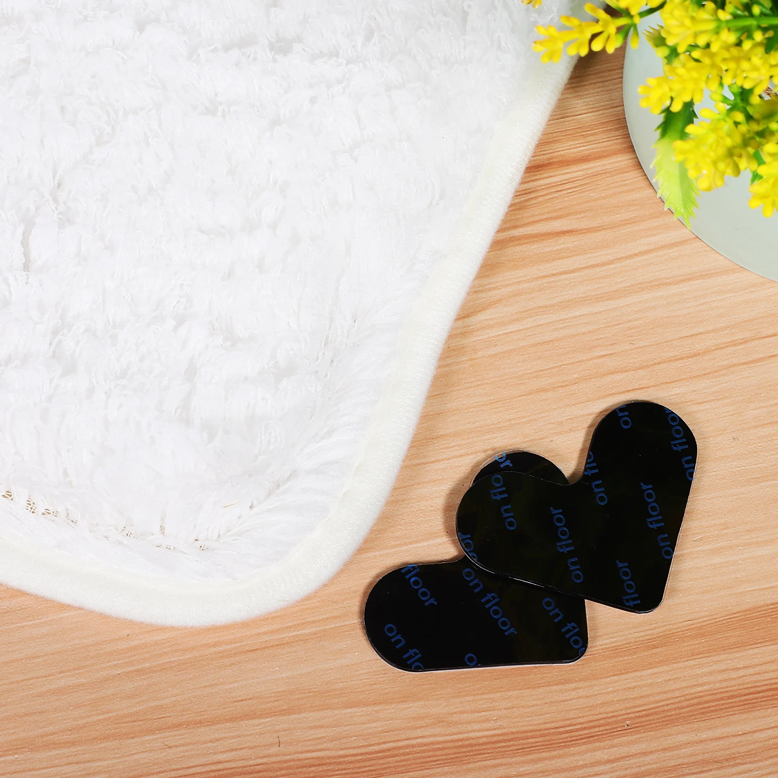 

4 Pcs Heart Shaped Rug Tape Non Slip Stickers Reusable Gripper Pads for Wood Floors Bath Kitchen Bedroom Study Living Hallway