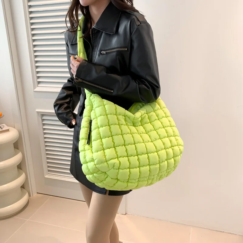 

Popular Pleated Cloud Bag, Fashionable One Shoulder Hand-held Dumpling Bag, Large Capacity Down Cotton Underarm Women's Bag