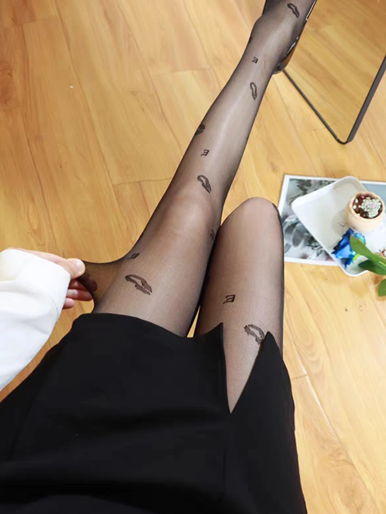 1 Pair of Women's Anti-Snag Pantyhose Sexy, High-Stretch, Breathable Comfort Lip-Print Stockings Essential for Everyday Outfits