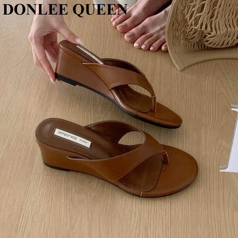 

Летние женские шлепанцы-сабо на платформе с клипсой на пальцах, модные брендовые тапочки на танкетке, повседневные сандалии без застежек, 2026