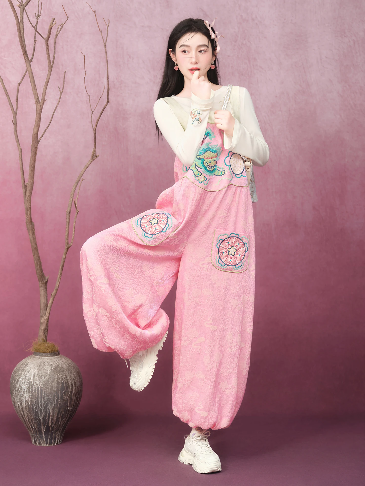 

Оригинальные женские свободные комбинезоны Su Luo Paper Carried Light•Jin Lion Color Ball Spring New Sle National Sle с вышивкой