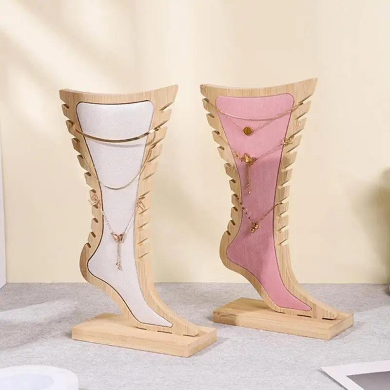 رف عرض مجوهرات من خشب الخيزران على شكل قدم مع منظم قلادات أنيقة من المخمل الناعم