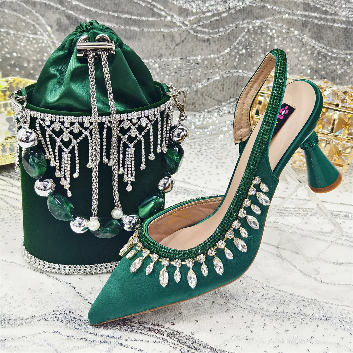 

Set combination, women's pointed shoes, rhinestone shoes match the bucket dinner bag of the same style, comfortable