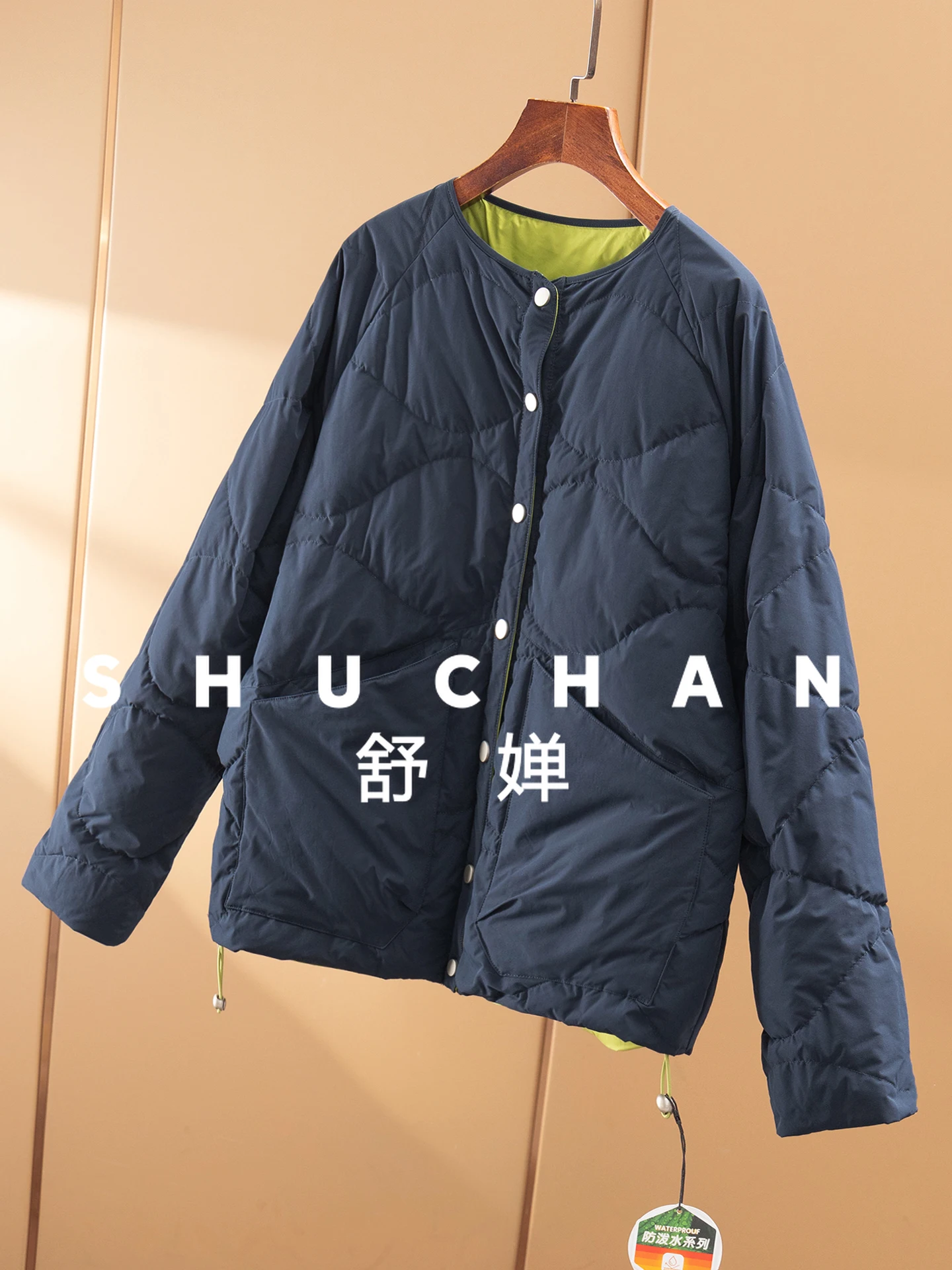 سترة نسائية بألوان زاهية 90 من Goose Down على الوجهين 24I4 Casacos Femininos Inverno 2025