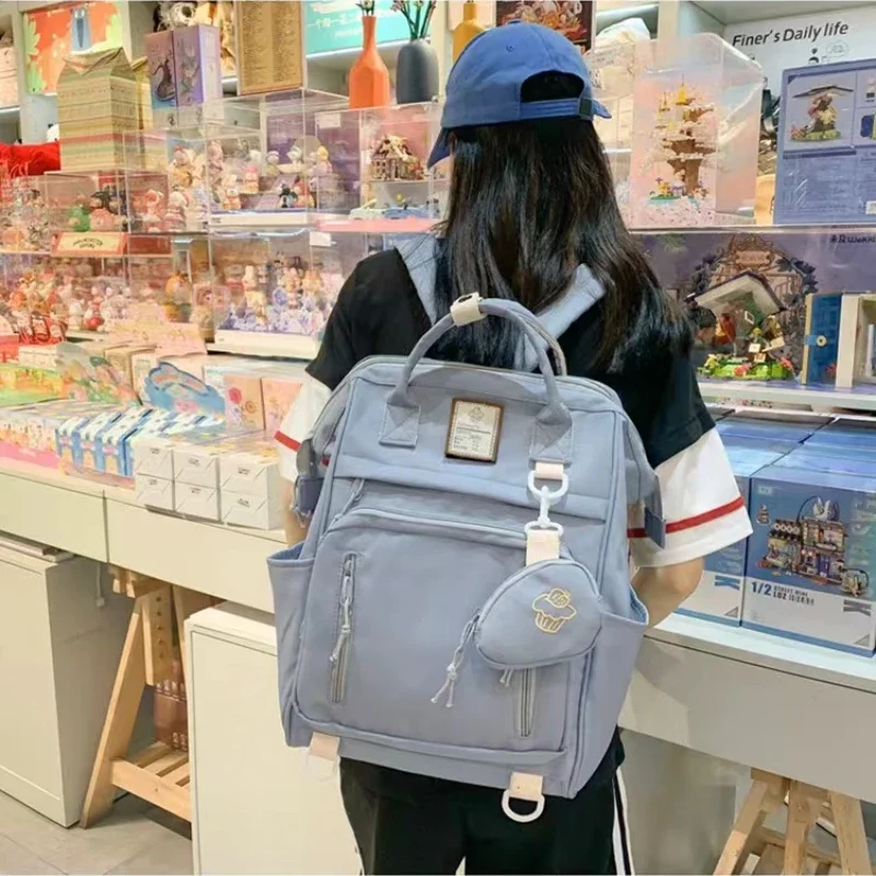 Una mochila liviana y duradera con 1 compartimento principal Bolsillo frontal con organizador incorporado - Mochila premium