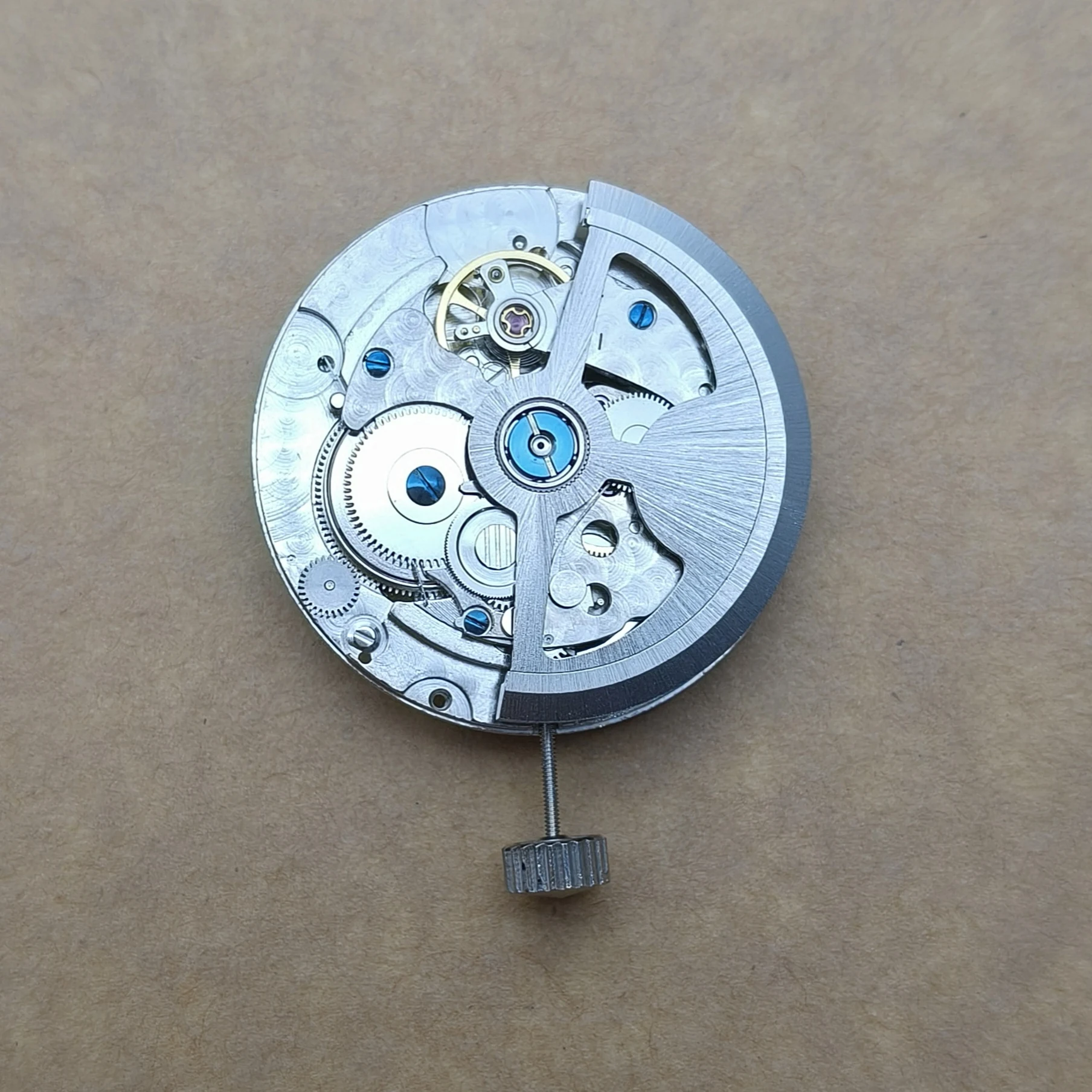 Immagine 6: Movimento automatico meccanico di potenza Hangzhou 2C30 con indicatore della data di riserva