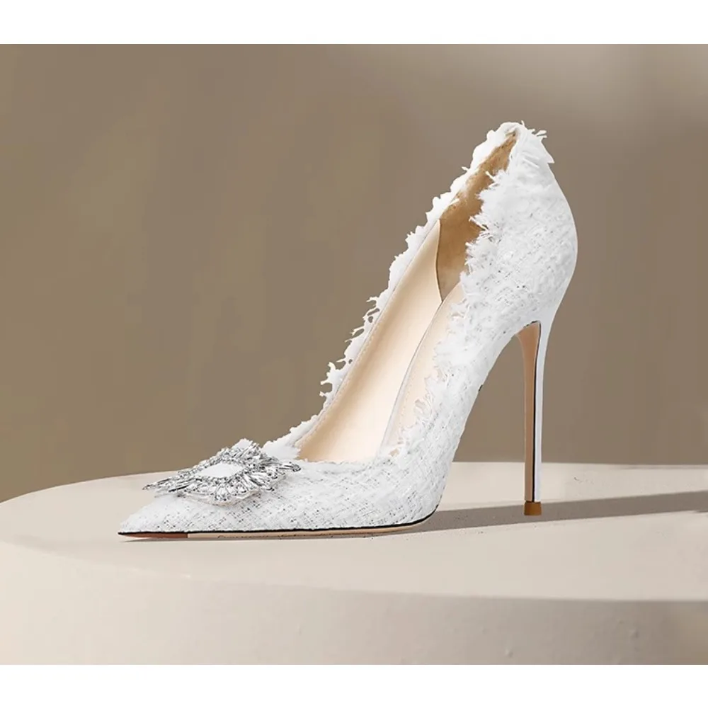 حذاء بكعب عالٍ أبيض 2025 بمقدمة مدببة مع إبزيم كريستالي للنساء