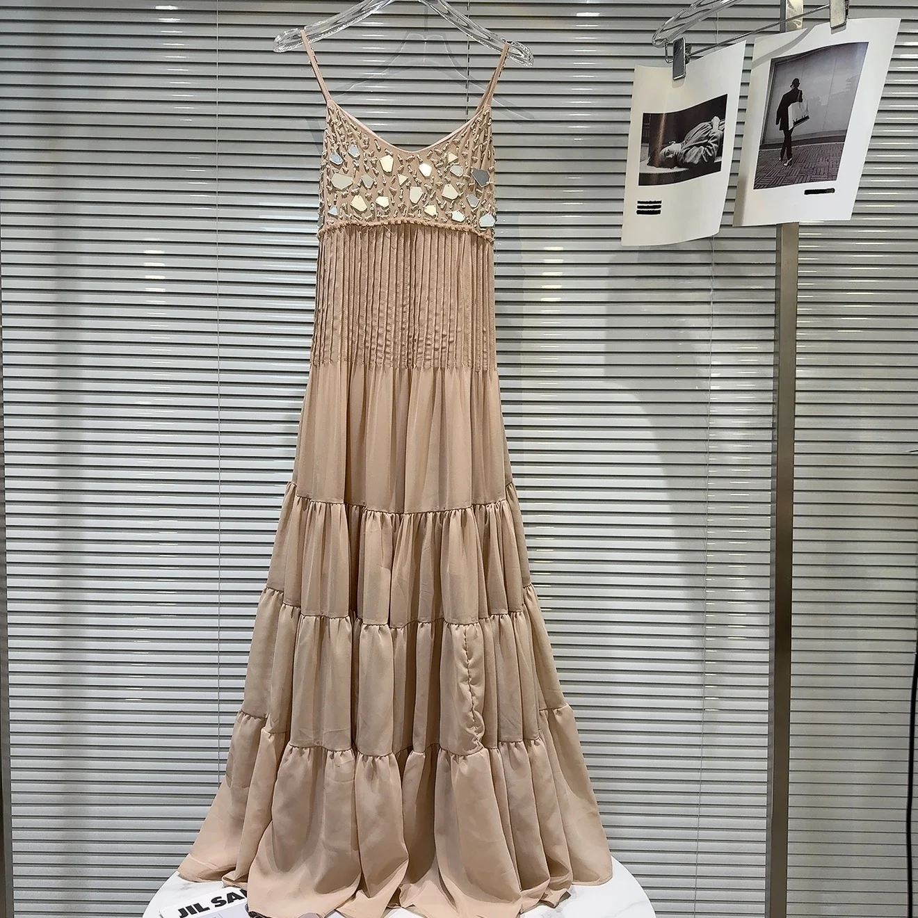 กระโปรงทรงเอเอวสูงผ้าซาตินประดับลูกปัดกระจก ดีไซน์สไตล์ฝรั่งเศส รุ่นใหม่ ฤดูใบไม้ผลิ 2026