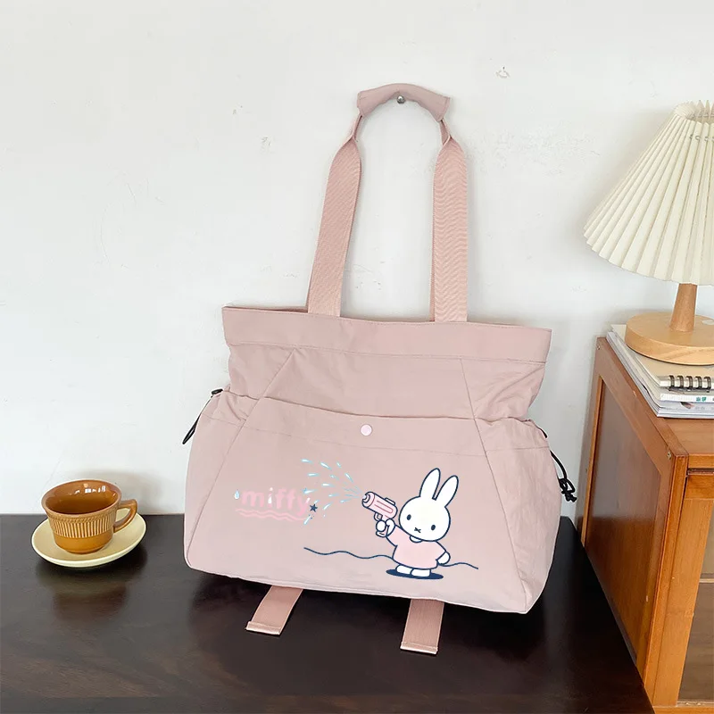 กระเป๋าโท้ทลายมิฟฟี่น่ารัก การ์ตูนมิฟฟี่กระต่าย กระเป๋าสะพายข้างเดียวสำหรับฟิตเนส โยคะ กระเป๋าเดินทางความจุสูง น้ำหนักเบา กระเป๋าแบบมีเชือกผูก