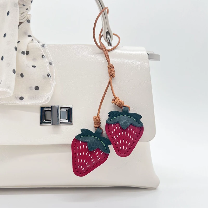 رائعة الراقية حقيبة الفراولة المعلقات عالية الجودة الجلود المفاتيح المعلقات الإبداعية مزدوجة الفراولة مخيط يدويا الهدايا