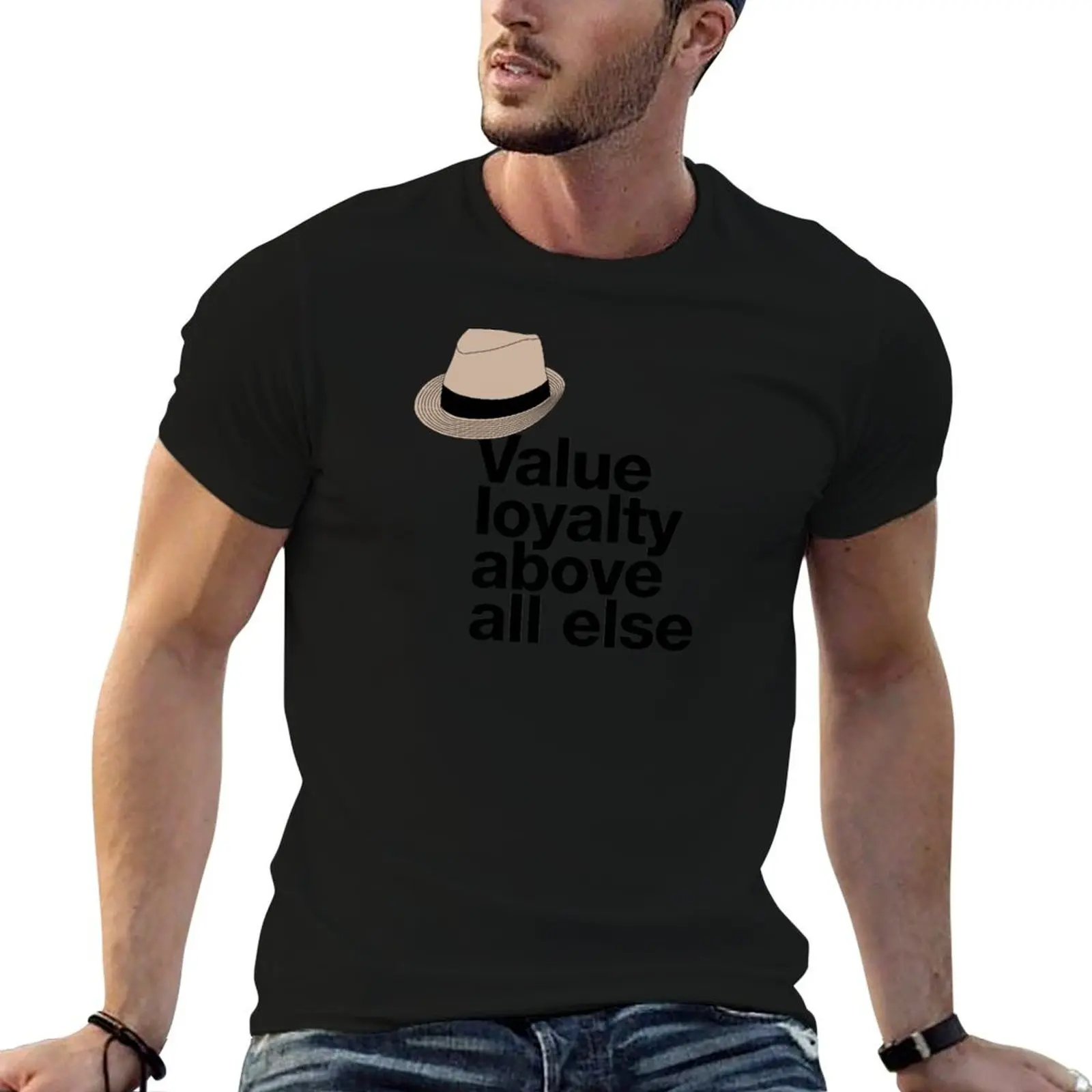 Si vous doutez, citez Raymond Reddington : « La loyauté est au-dessus de tout », avec un t-shirt à motif de chapeau Fedora.