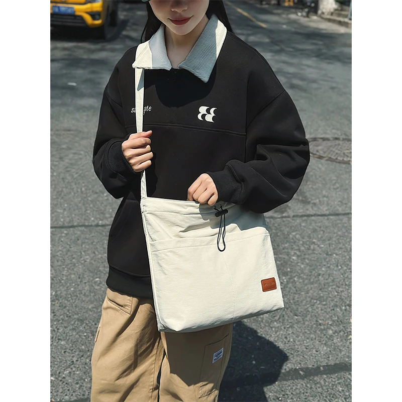 

2025 new large-capacity commuter messenger bag canvas versatile ins fashionable travel shoulder bag couple bag