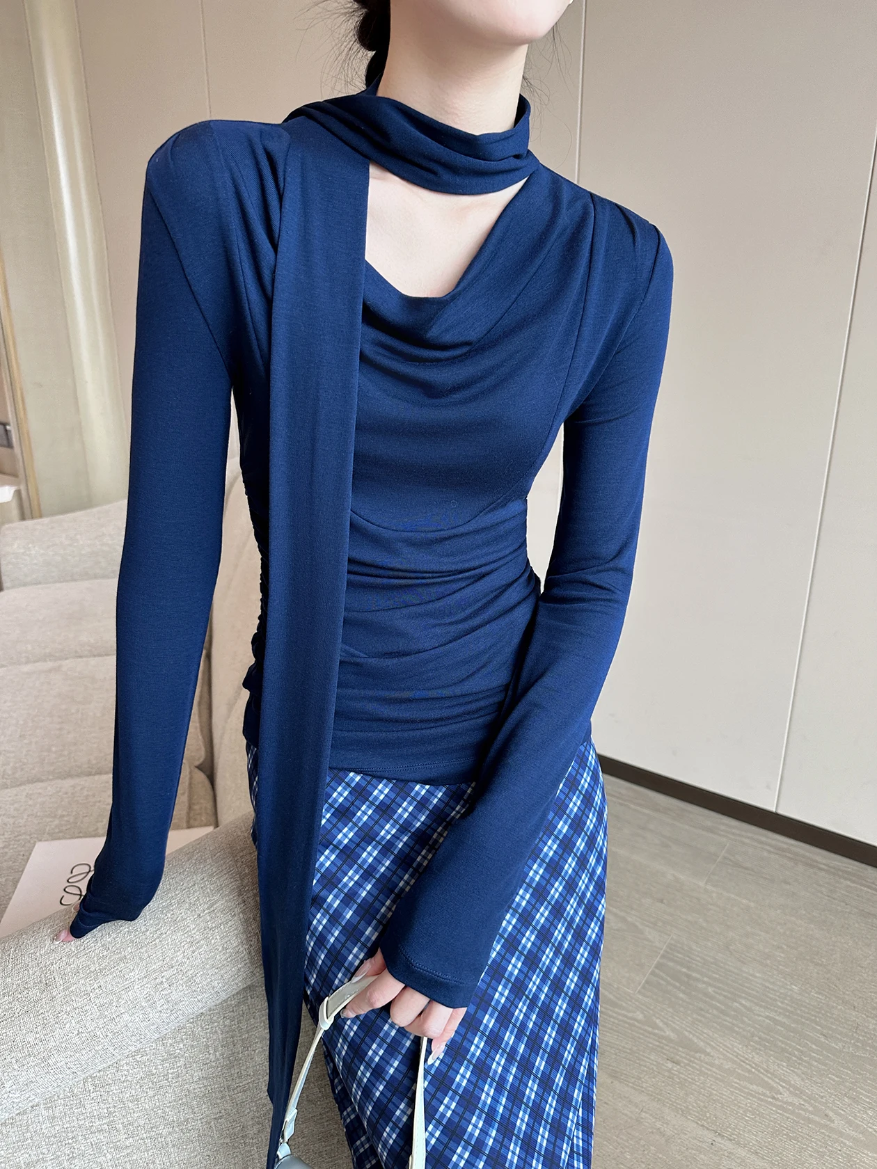 

Женская футболка Ele Deep Blue с длинным рукавом, весна 2026, новая модель, приталенная, плиссированная, с воротником-стойкой, очаровательный топ