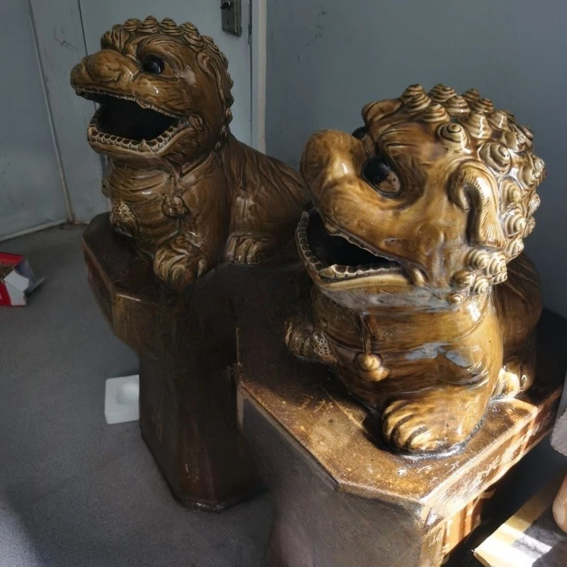 

A pair of porcelain lions, one meter high, intact