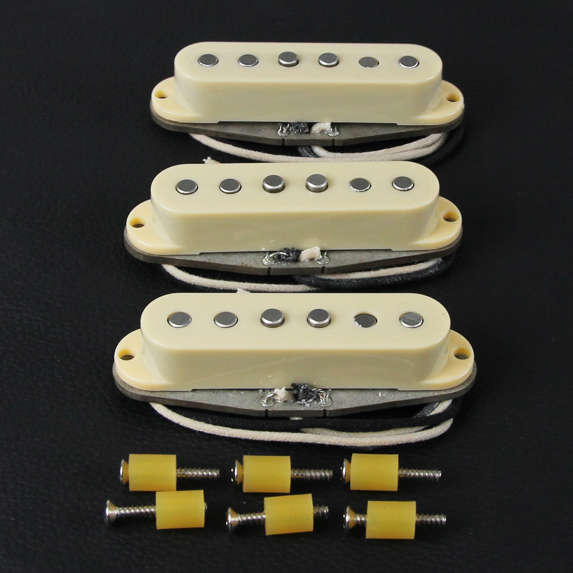 

FLEOR 3pcs Electric Guitar Pickup Alnico 5 Staggered ST Single Coil Pickup Set Cream
