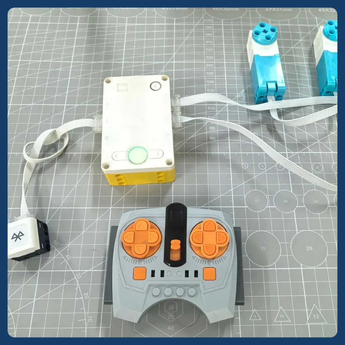 

Compatible SPIKE Motor with Remote Control and Rechargeable Battery for Bricks
