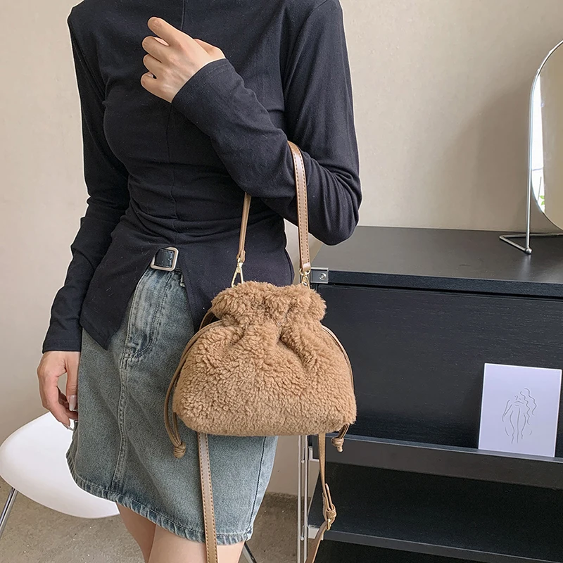 2023 New Winter Women Bags Luxury Lamb Wool Handbag Designer Bucket Crossbody Bag Soft Fluffy Plush bolsa feminina Shoulder Bag