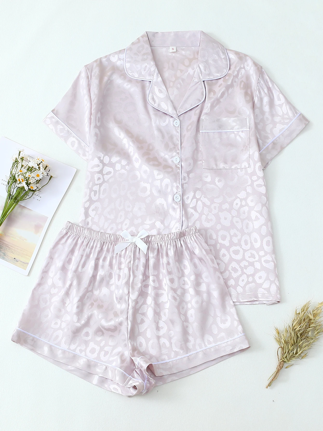 

Комплект из 2 предметов: атласная пижама с розово-белым клетчатым принтом в виде вишни, шорты с короткими рукавами, женская пижама, домашний комплект для отдыха