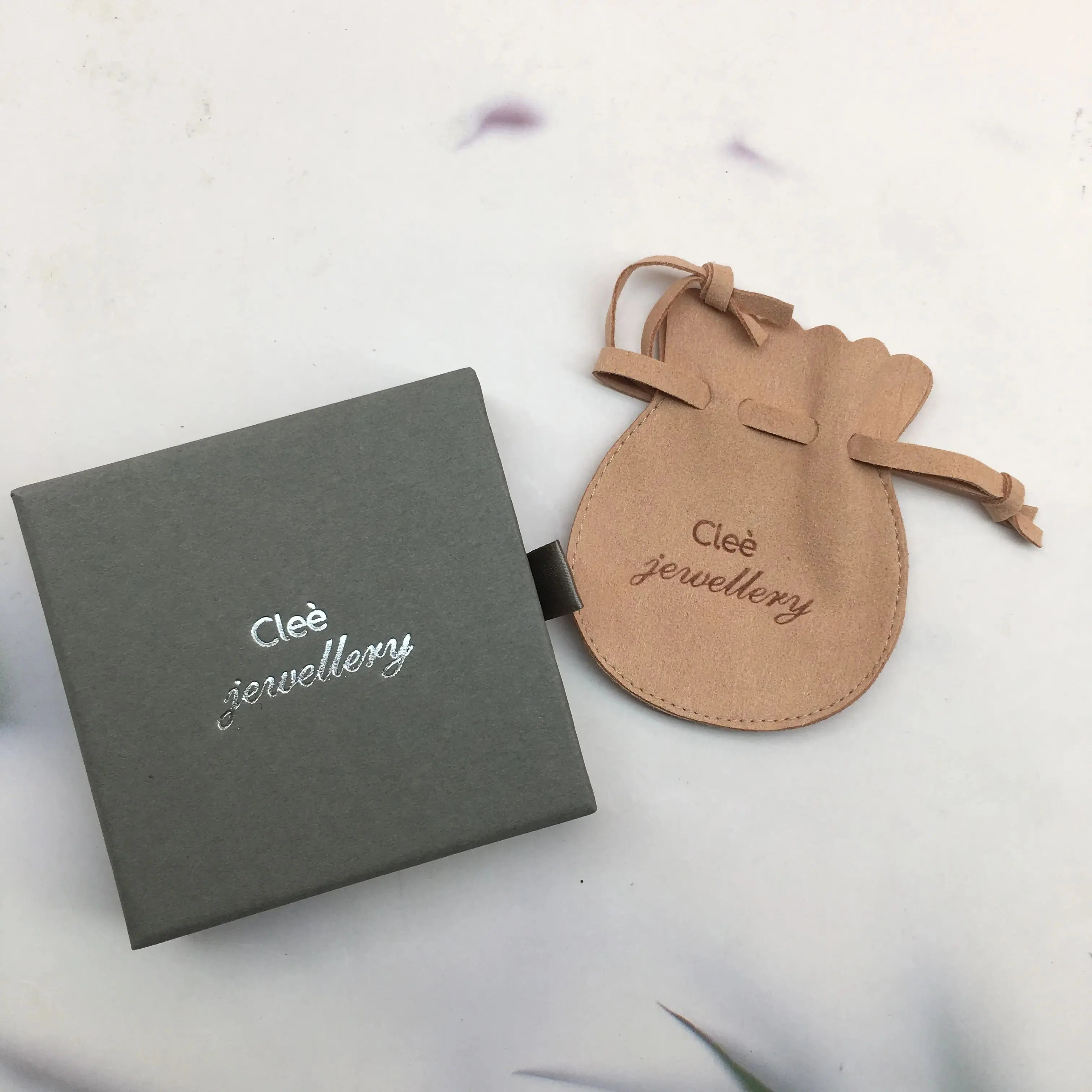 

Толстая розовая бумага 9x9x1,7 см, ящик, портативная коробка для упаковки ювелирных изделий и 8x8 см, ожерелье, браслет, серьги, сумка из микрофибры на кнопках