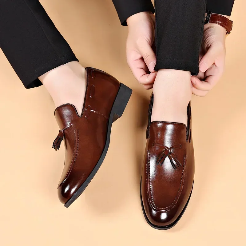 Zapatos de cuero informales a la moda de verano para hombre, zapatos informales formales de negocios de gran tamaño, zapatos de boda con cordones para hombre