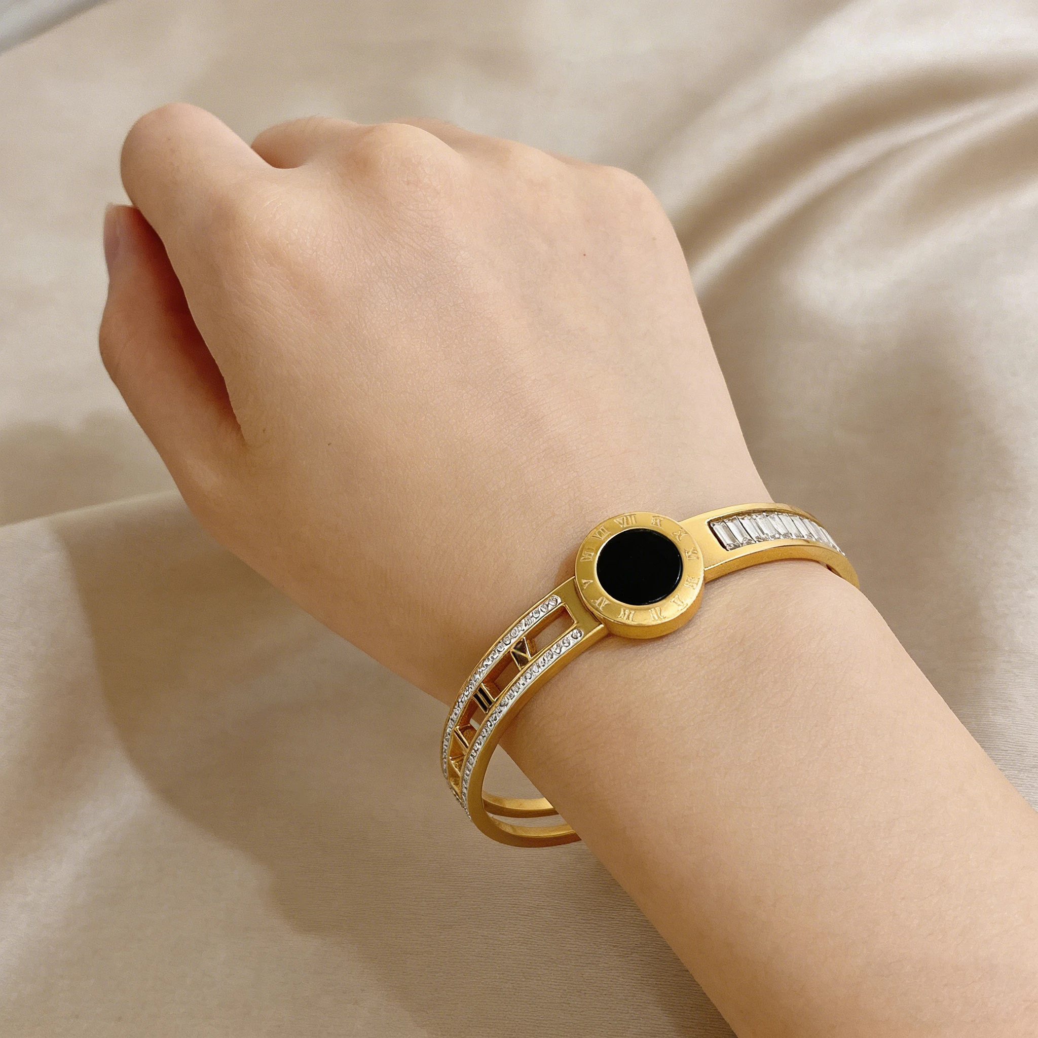

Freetry Minimalist Black Round Decor Stainless Steel Bangle for Women Gold color Spring Opening Waterproof Bracelet Jewelry Gift