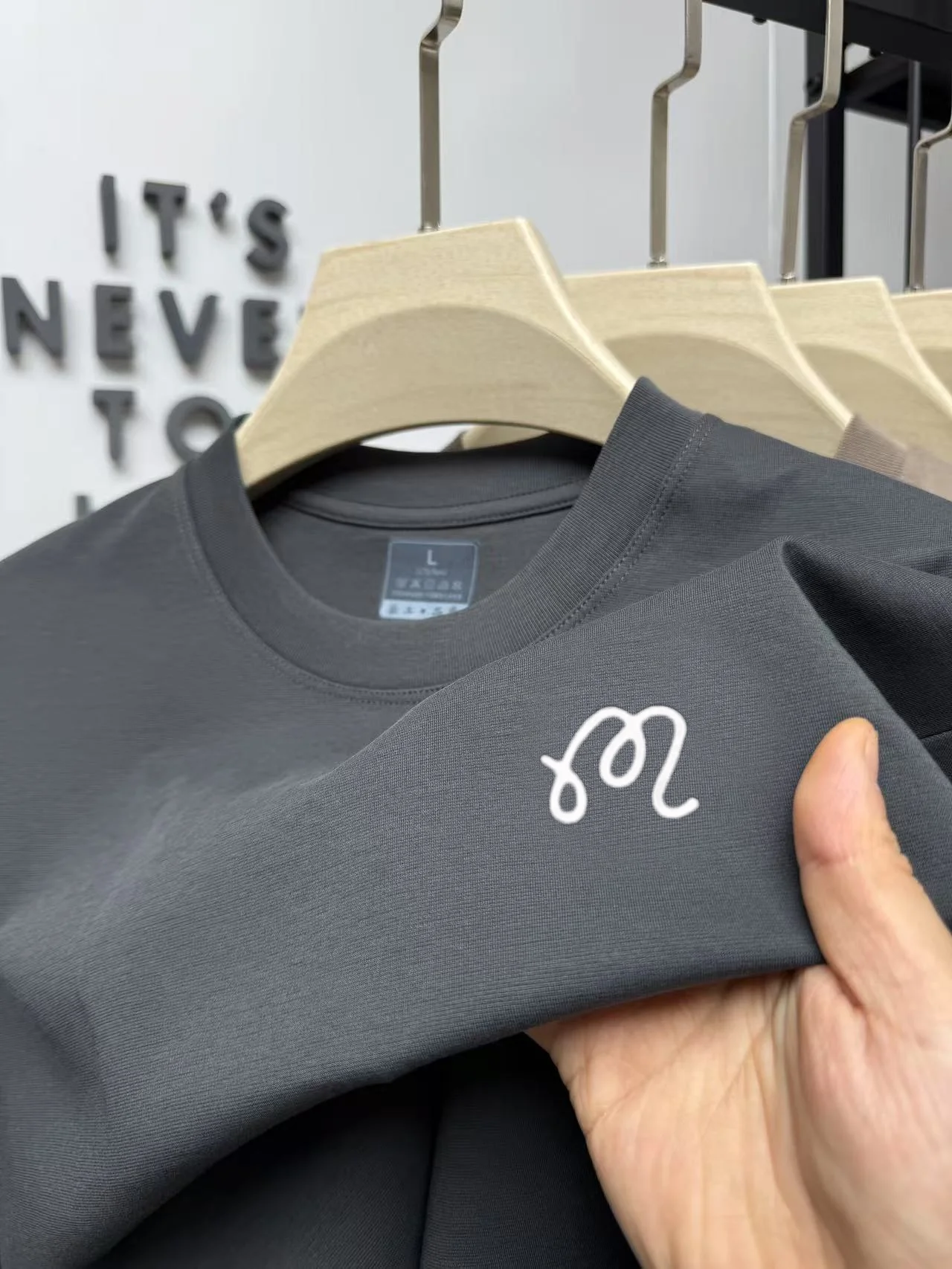 Modisches Herren-Sommer-T-Shirt, neu, bequem, atmungsaktiv, heiß begehrte Marke, exquisite Buchstabenstickerei, lässiges Kurzarm-Shirt – Detail 13