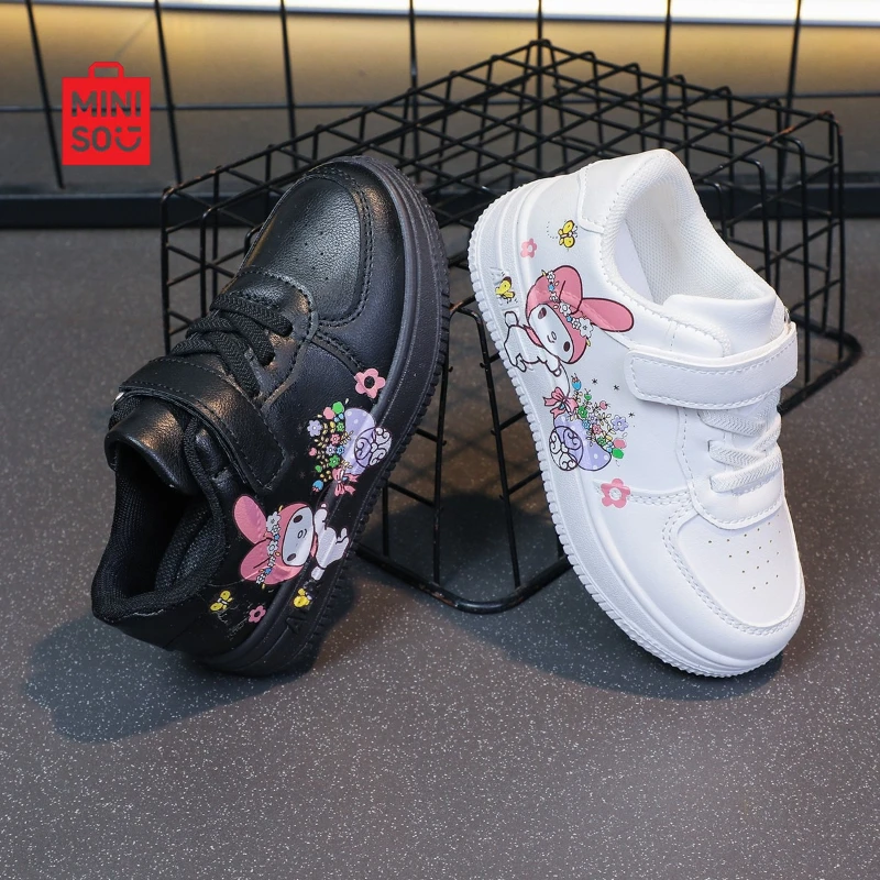 أحذية رياضية للفتيات من Miniso 2025، أحذية منصة بيضاء بحزام فيلكرو لملابس كاجوال كرتونية للأطفال الكبار