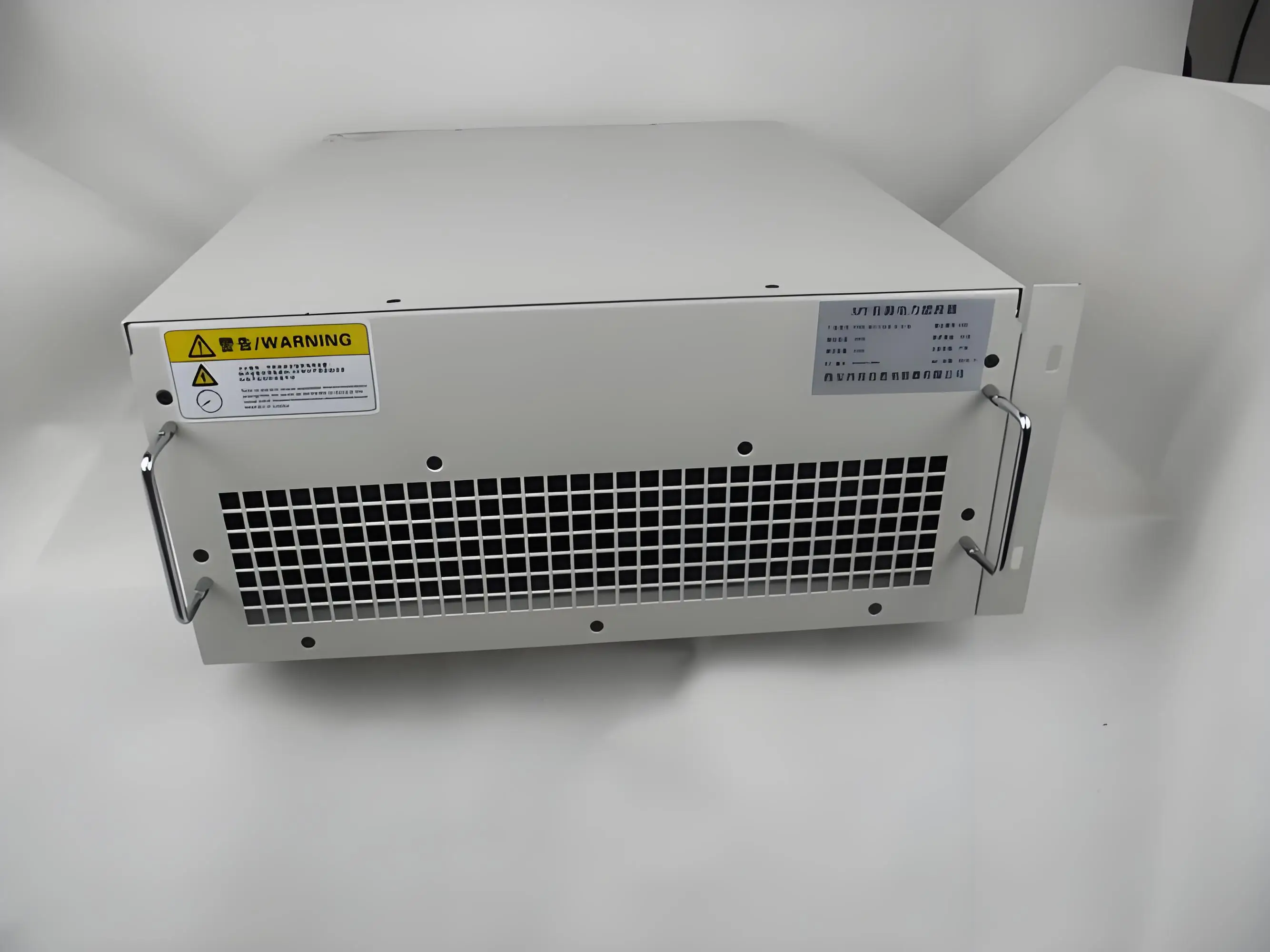 Attrezzatura trifase per la distribuzione dell'energia con filtro armonico attivo