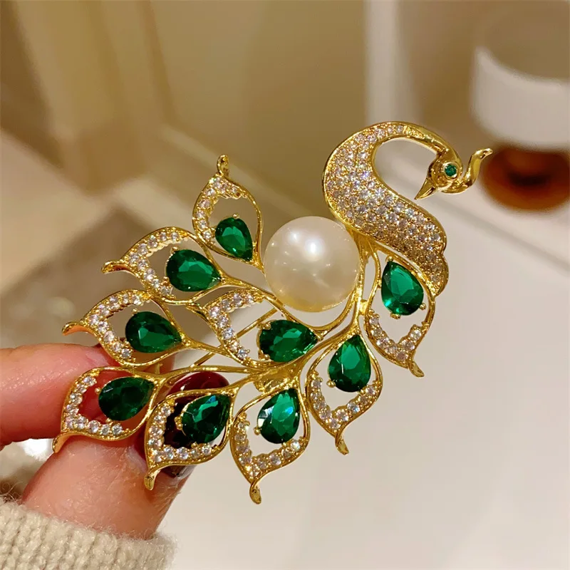 

Vintage Colombian Emerald Zircon Peacock Brooch Elegant Natural Freshwater Pearl Corsage Blazer Accessories Pin for Women Men