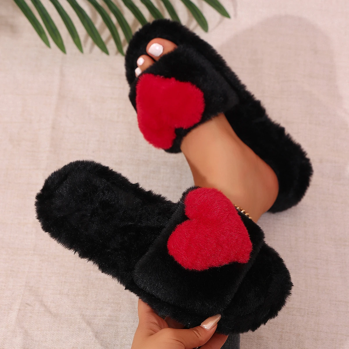 Fashion Women Open Toe Flat Slide Slippers Fluffy Plush Upper Red Heart Decoration House & Outdoor Sandals For Daily Wear