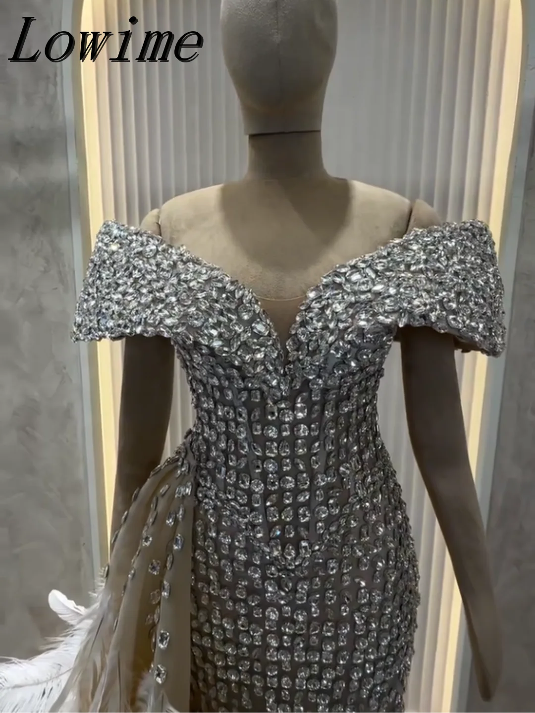 Aangepaste 2025 Sparkly Volledige Steentjes Avondjurken Veren Trein Formele Gelegenheid Jurk Kralen Jurk Vestidos De Cóctel