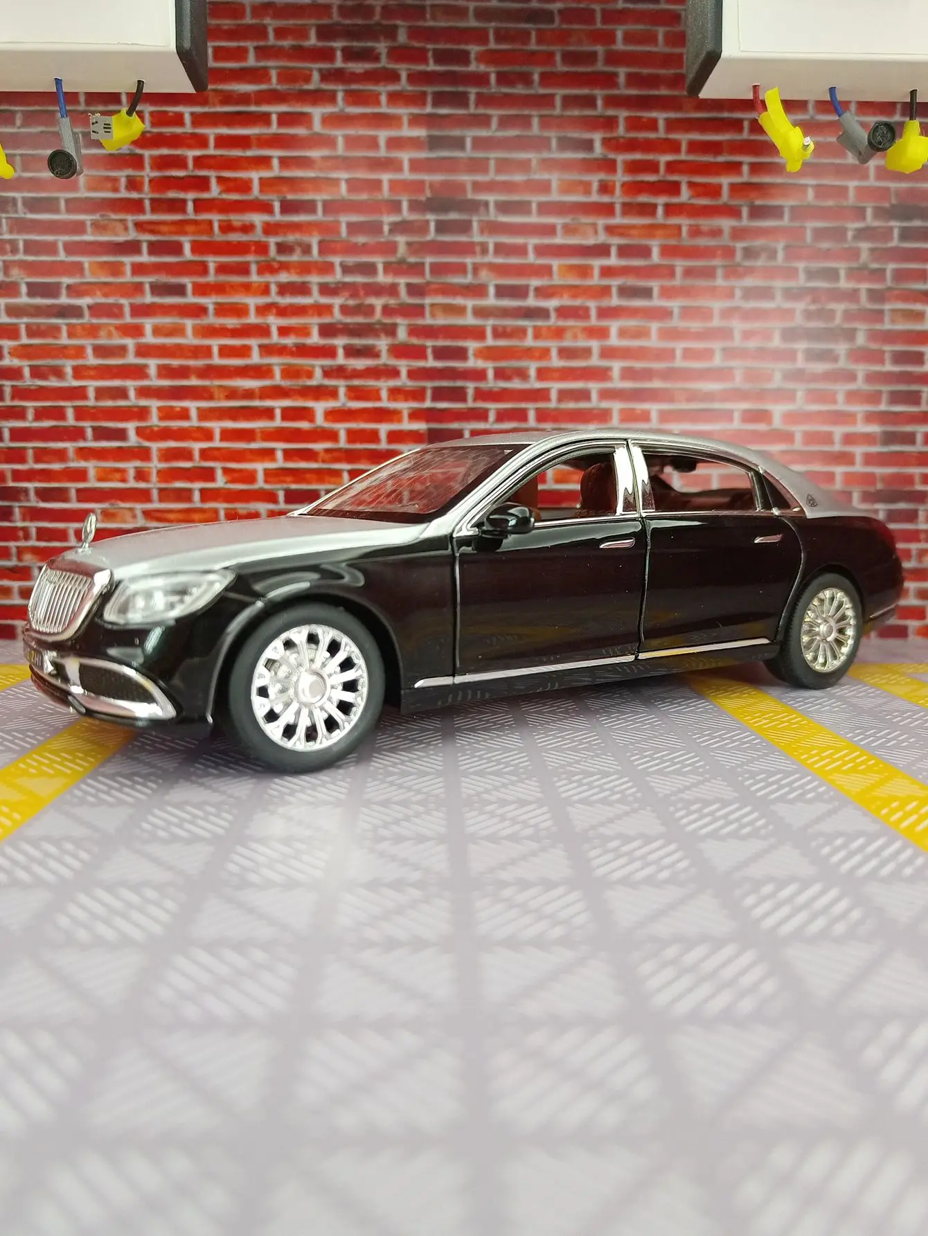 

1:24 Mercedes Benz Maybach S600 Pull Back Simulation Sound Light Diecast Model CAR Toys Collection kids Gifts