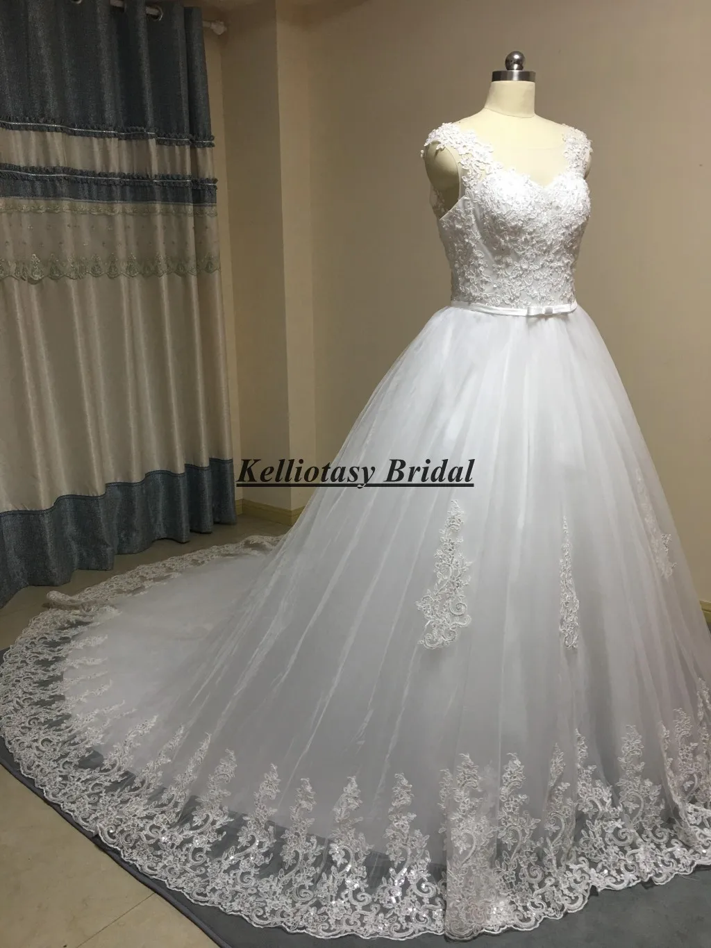 Real Pictures Ball Gown Wedding Dresses With Lace Hemline Round Neck Bridal Dress With Train Fancy Vestido Novias