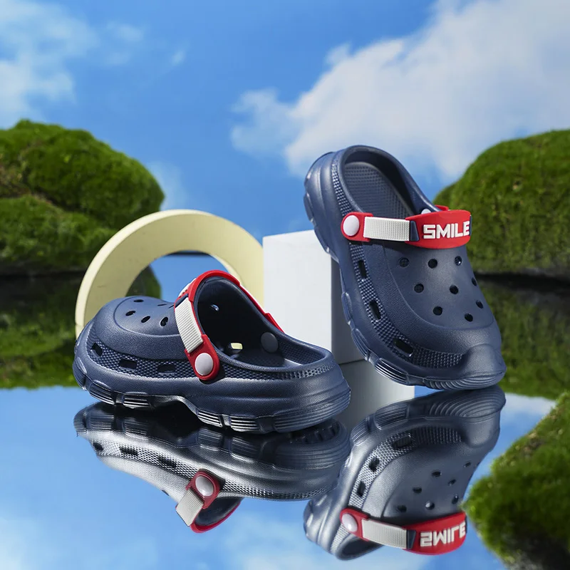 

A pair of children's slip-on shoes suitable for summer wear, with thick, soft and durable soles. Cool shoes. AL-61821