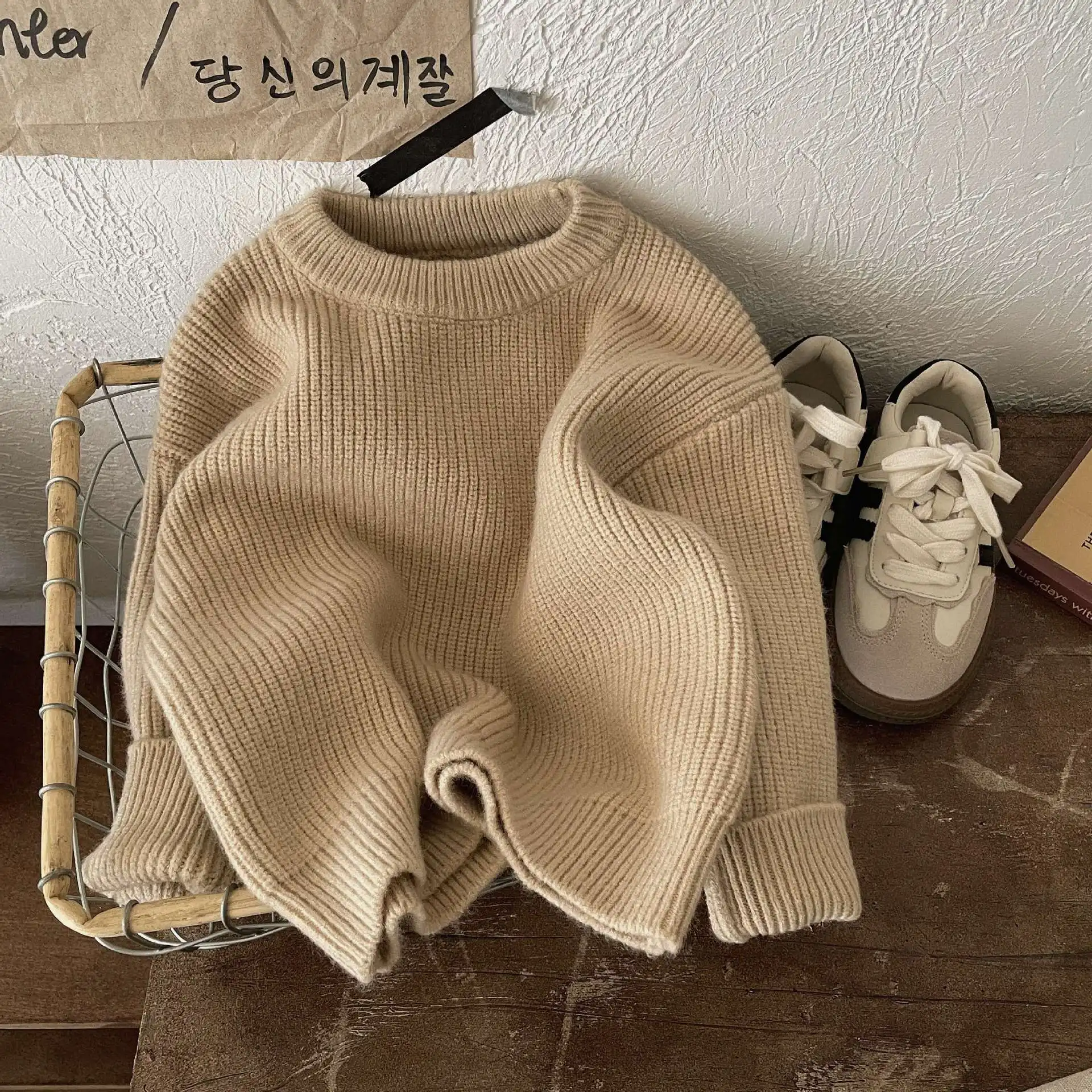 سترة 2025 خريف شتاء جديد ملابس الأطفال الكورية نمط الفتيان والفتيات فضفاضة بلون دافئ مكتنزة البلوز سترة