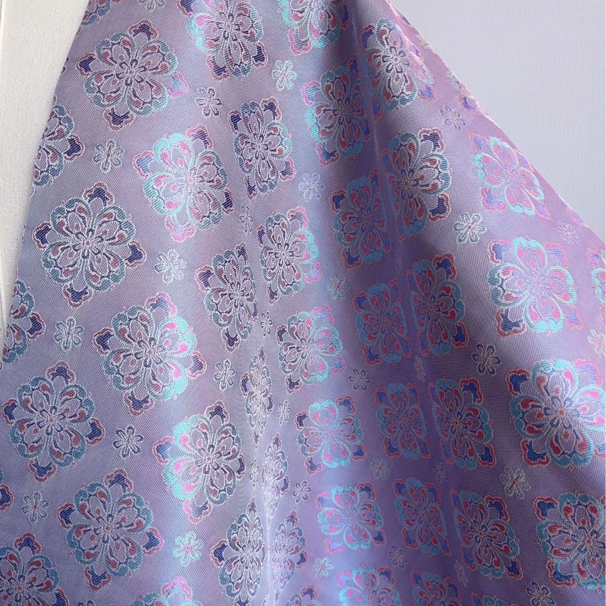 

Яркая фиолетовая жаккардовая ткань в китайском стиле для новых традиционных платьев чонсам и ханьфу.