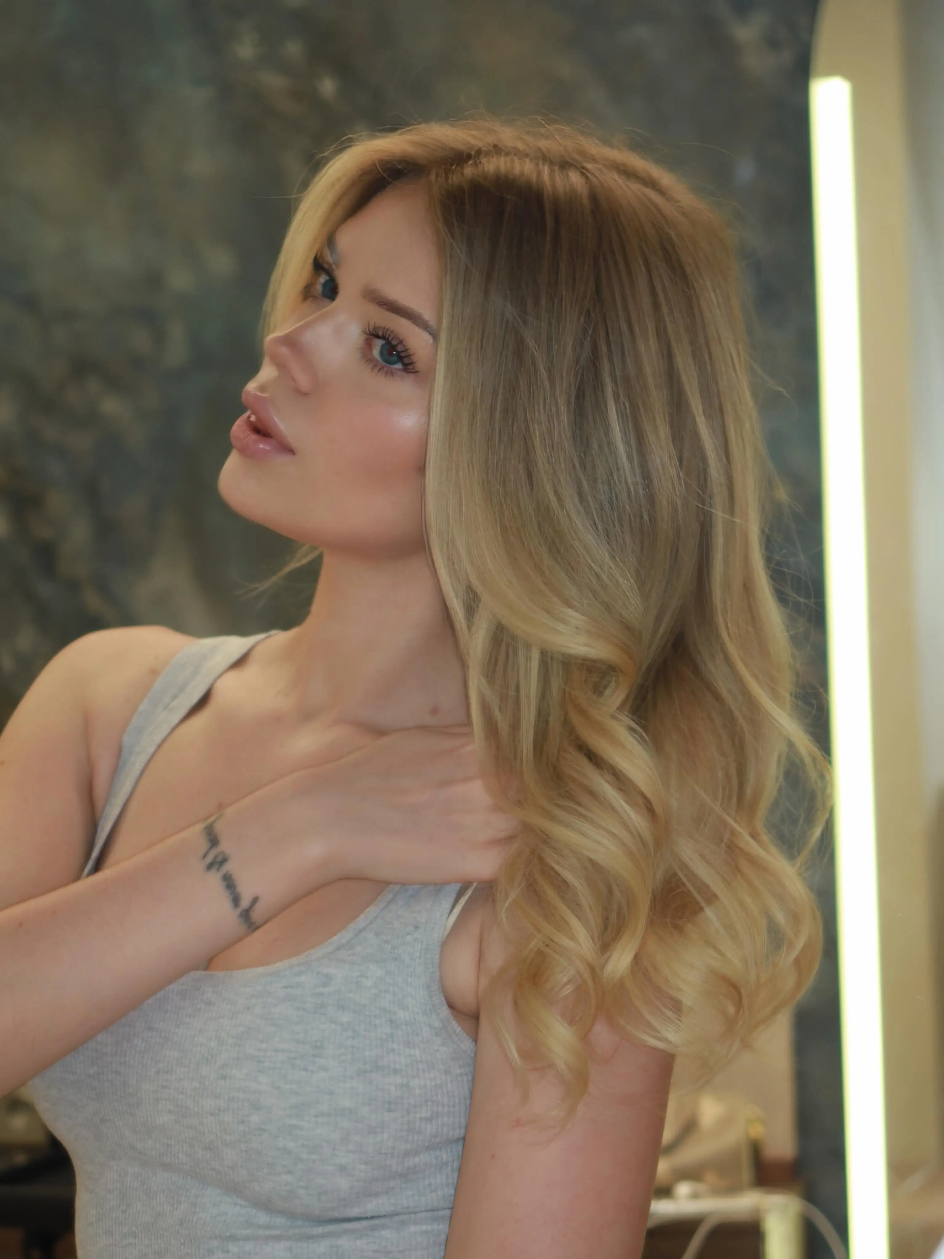 Golden Blonde Synthetic Wig with 13x4 HD Invisible Lace Frontal Middle Part Loose Deep Wave And Shadow Roots for Daily Use