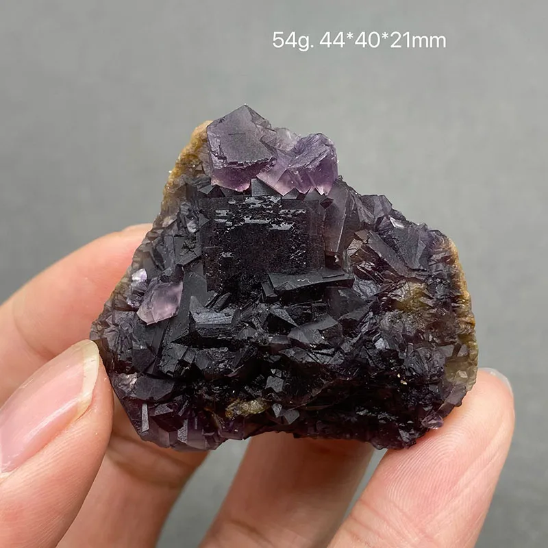 مجموعة عينات من الحجر الخام والكريستال والنافذة باللون الأرجواني الطبيعي بنسبة 100%