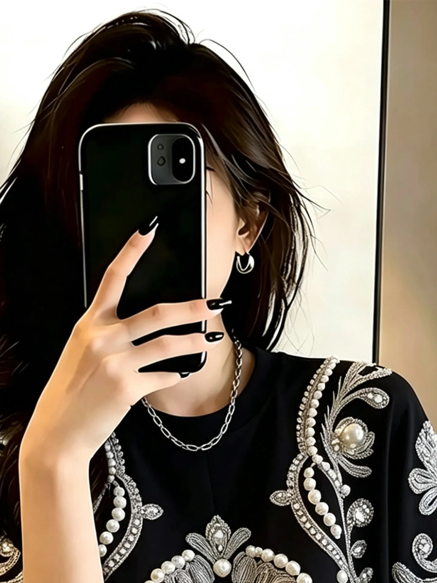 High Quality New Spring Summer Elegant Black Short Sleeve T-shirt Luxury Embroidery Beading Round Neck All-match Casual Tees