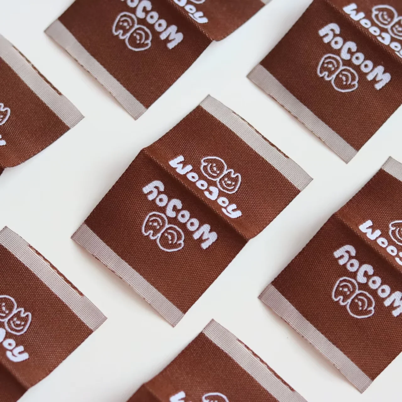 고급 맞춤형 직조 라벨, 의류/목걸이/가방/신발용 다마스크 자수 태그, 폴리에스터 소재 - 개인 로고 자수 브랜드 태그 포함