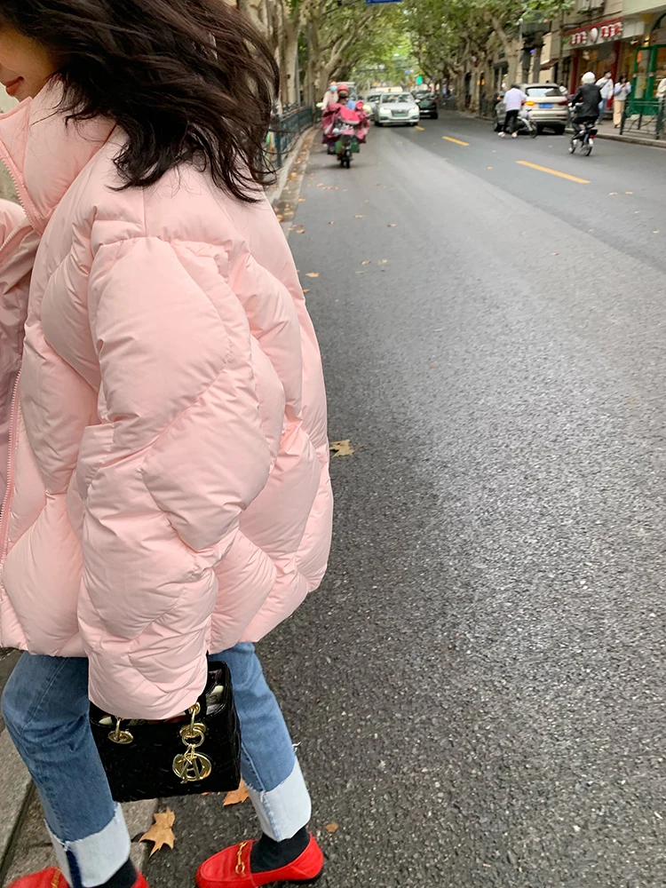 ピンクのショート丈厚手スタンドカラーダウンジャケット 2024冬新作 レディースファッションアウター レディライクストレートカット