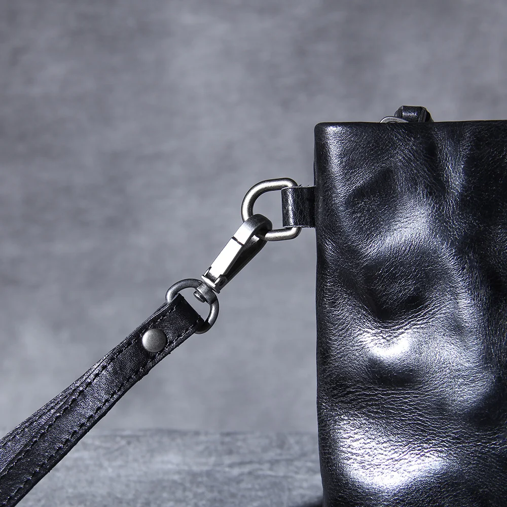 S.WORKER Retro-Clutch aus Vollnarbenleder für Herren | Handtasche aus Used-Leder mit Handgelenkschlaufe – Detail 14